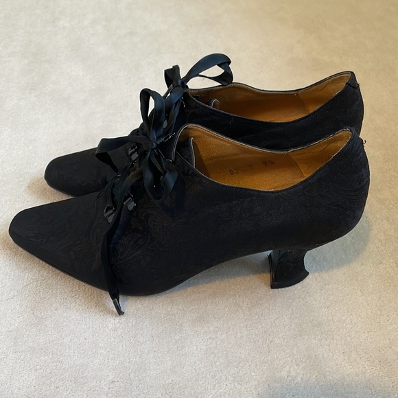 Kenneth Cole VINTAGE black damask lace bootie. Size 9 1/2 - Picture 2 of 15